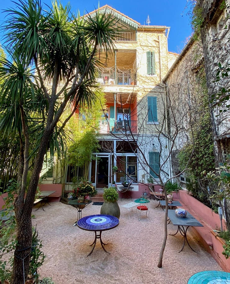 Terrasse extérieure du restaurant Le Domino